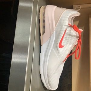 Nike Air women’s tennis shoes